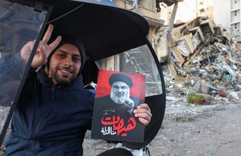 Un hombre hace un gesto