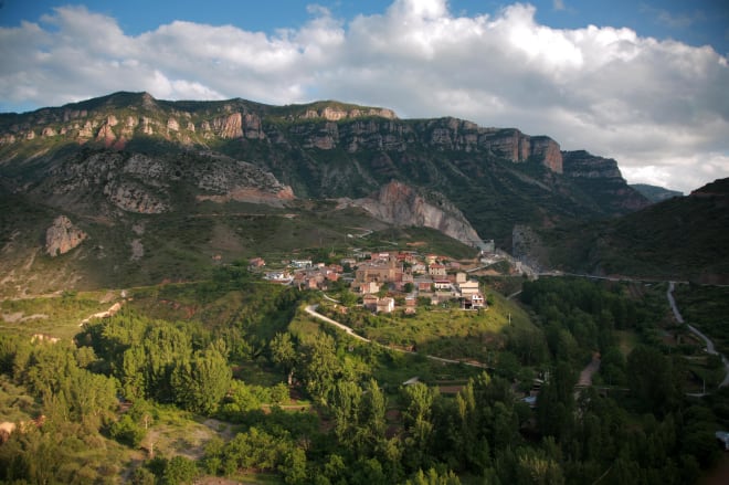 Las vistas a un pueblo desde la ruta por el hayedo de los Cameros (La Rioja Turismo)