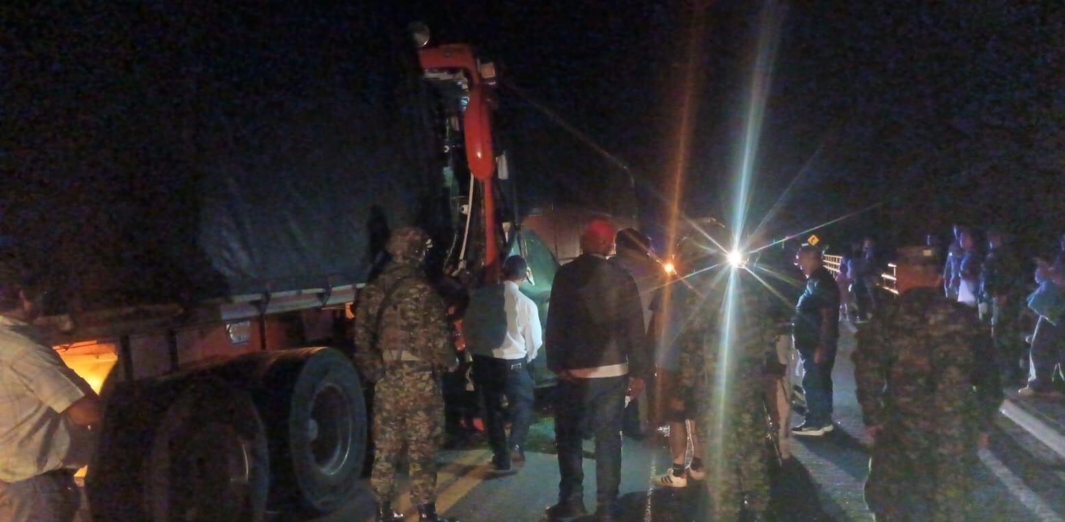 Un accidente entre bus y camión provocó el cierre de la carretera en ambos sentidos - crédito @CoviandinaSAS/X