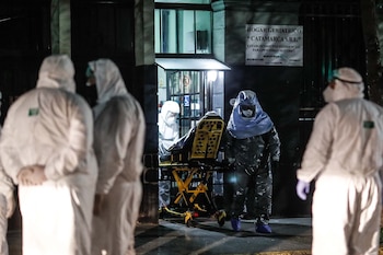 Personal de emergencias médicas traslada