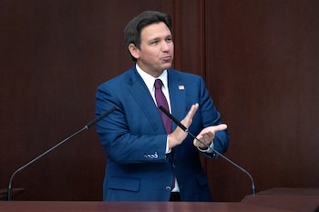 La Legislatura de Florida aprobó el plan de Ron DeSantis para elevar la exención del impuesto a la propiedad de USD 50.000 a USD 250.000 en 2028 (EFE/Cristóbal Herrera)