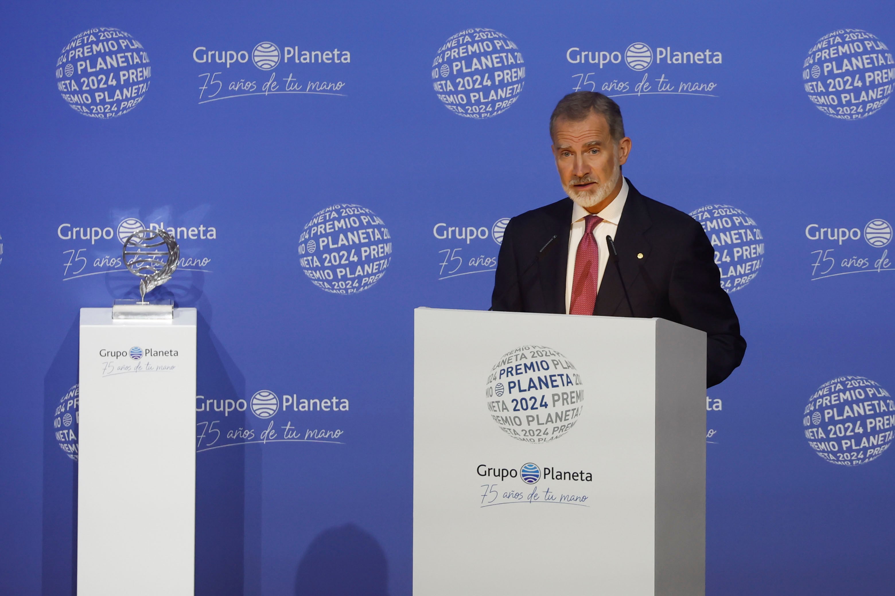 Los Reyes de España presiden la gala de la 75ª edición del Premio Planeta en el Pabellón 1 de Fira de Barcelona. (EFE/Andreu Dalmau)