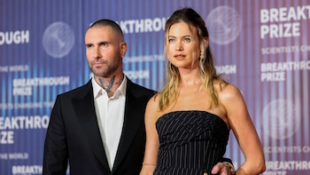 Adam Levine y Behati Prinsloo: así sobrevivió su matrimonio al escándalo de sexting que casi los separa