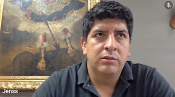 Un hombre con camisa polo oscura habla ante la cámara, con un cuadro de marco dorado detrás y el texto Jenss en la esquina inferior izquierda.