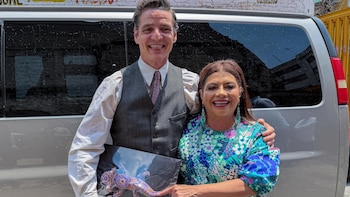 Pedro Pascal es sorprendido por