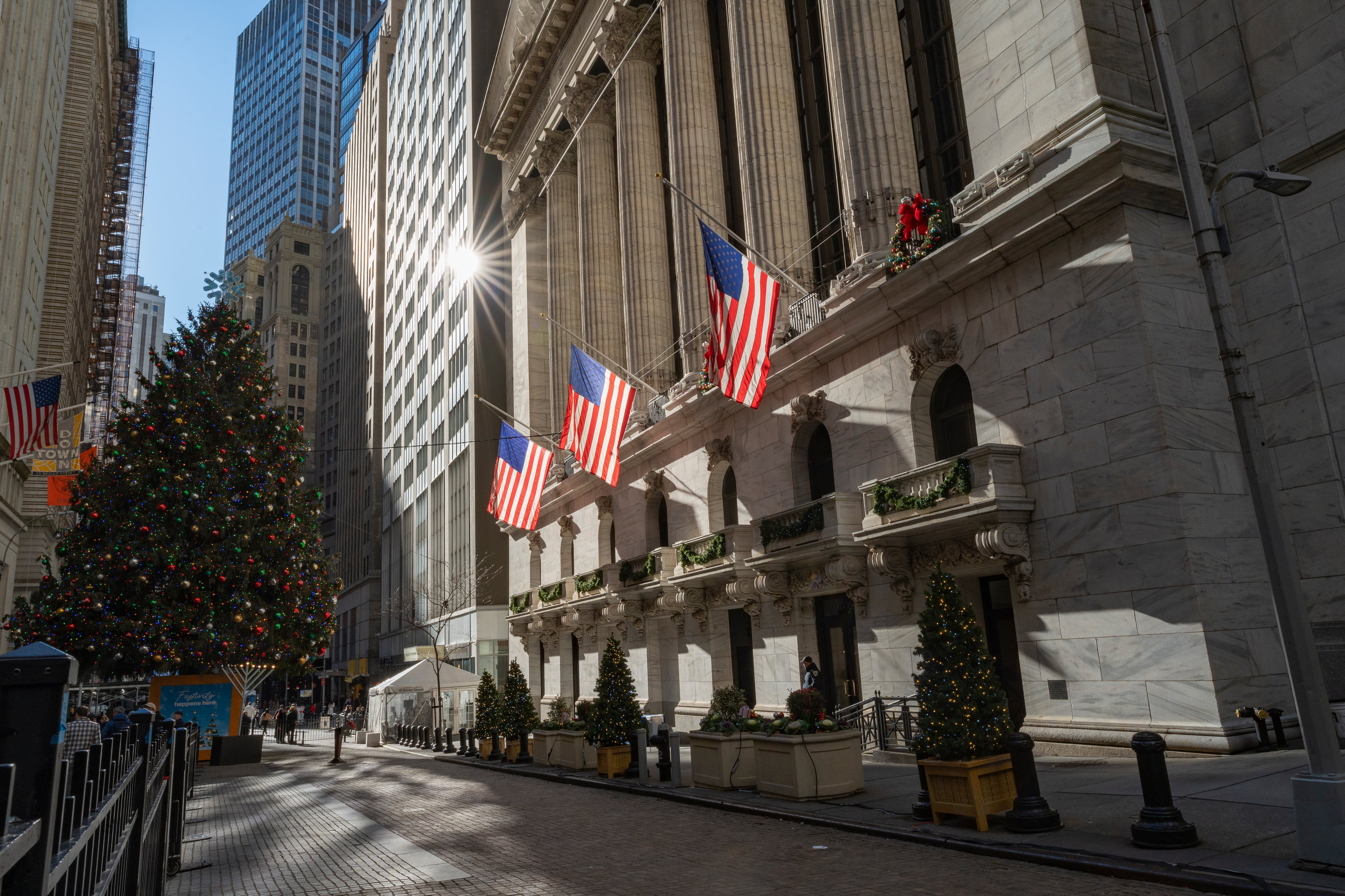 Fotografía del archivo del edificio sede de la Bolsa de Valores de Nueva York, en Wall Street (NY, EE.UU.). EFE/Ángel Colmenares