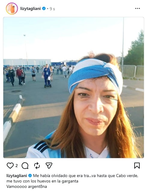 La conductora Lizy Tagliani, con un pañuelo y una camiseta con los colores de Argentina, posa para una selfi en un evento público con una multitud de personas de fondo.