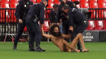 Un intruso desnudo se metió