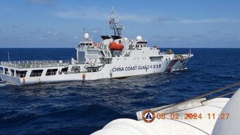 Un barco chino embistió a
