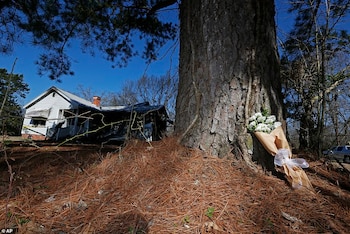Los residentes de Clinton han rendido homenaje a las víctimas, que han sido descritas como "muy buenas personas" (Foto: AP)