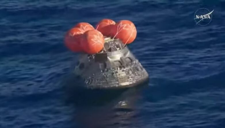 La nave Orión flota en el Pacífico, mientras los astronautas esperan a ser extraídos por personal especializado