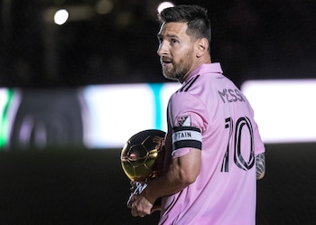 Lionel Messi exhibe el Balón
