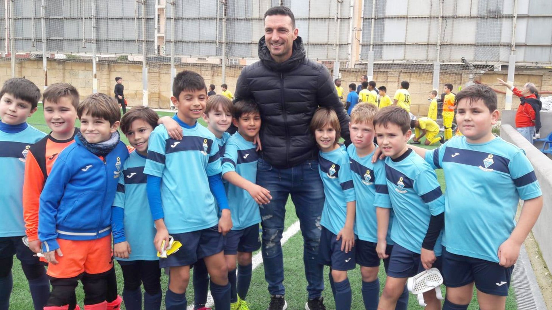 “Lo hizo a costo cero, por amor al fútbol”: el recuerdo de Scaloni en el equipo de barrio en el que comenzó a dirigir