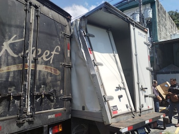 Jurado Zelaya, de 46 años, falleció tras ser prensado por dos camiones durante maniobras de descarga y pese a recibir atención en Santa Tecla. (Cortesía: Cuerpos de Salvamento)