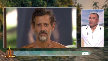 Víctor Janeiro se ha despedido de las cejas a cambio de una buena cena 'Supervivientes All Stars'. (Mediaset)