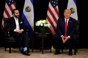 ARCHIVO - El presidente de Estados Unidos, Donald Trump, a la derecha, se reúne con el presidente de El Salvador, Nayib Bukele, durante la Asamblea General de Naciones Unidas el 25 de septiembre de 2019 en Nueva York. (AP Foto/Evan Vucci, Archivo)