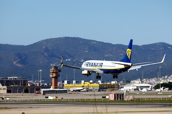 Imagen de archivo de un avión aterrizando en el Aeropuerto de El Prat en Barcelona. EFE/Quique García