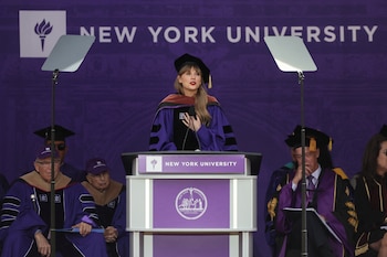 Taylor Swift recibió un Doctorado Honoris Causa en Bellas Artes de la Universidad de Nueva York en mayo de 2022 (REUTERS/Shannon Stapleton)