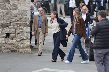 La reina Letizia y la infanta Sofía durante su visita en Llanes, Asturias. (Raúl Terrel/Europa Press)