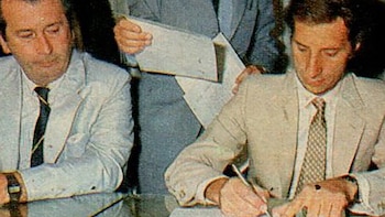 El día que Carlos Bilardo firmó su contrato como entrenador de la Selección, bajo la atenta mirada de Julio Grondona