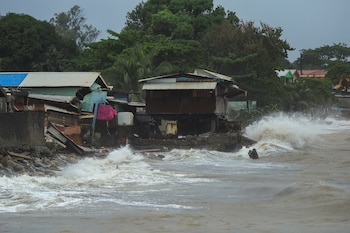 Un hombre junto a estructuras