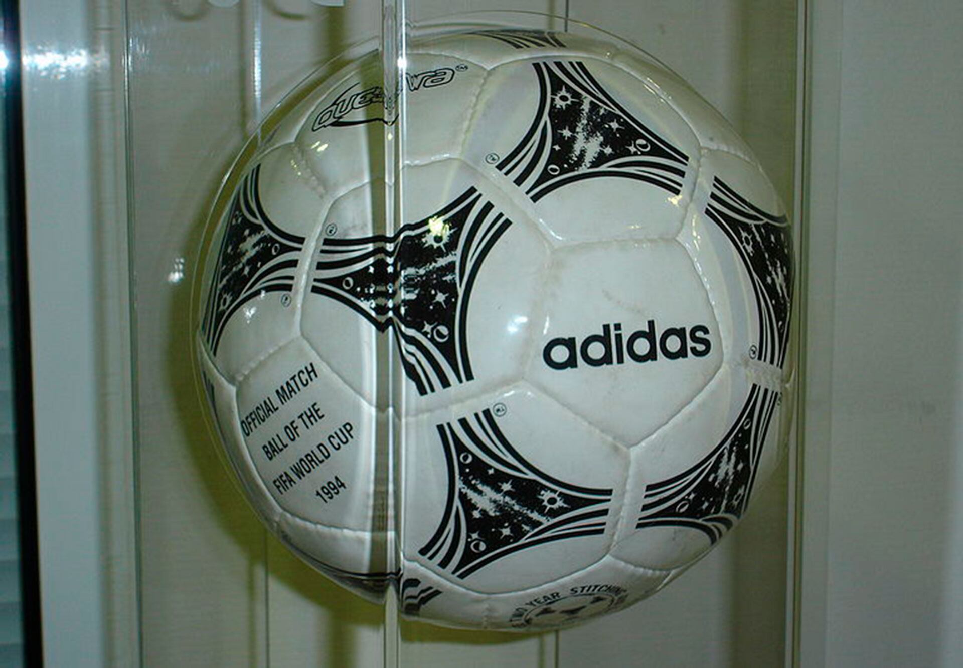 Con su espuma blanca de polietileno compacto por fuera, tenía gran recuperación energética. Tenía además mallas de estabilidad, espuma de polietileno y mallas de fibra trenzadas