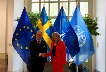 La ministra canadiense busca tender