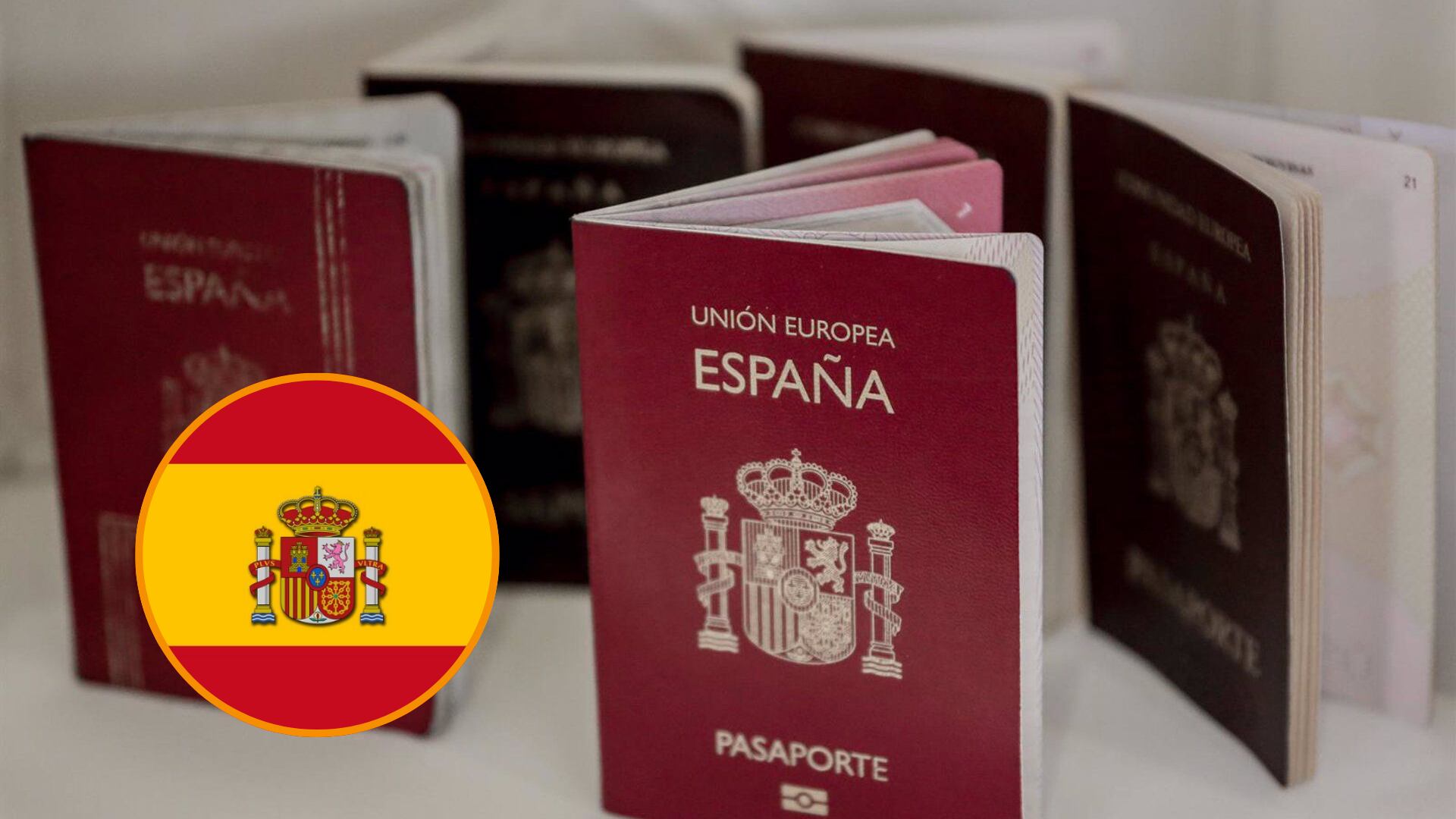 Varios pasaportes españoles colocados sobre una mesa. (Ricardo Rubio/Europa Press)