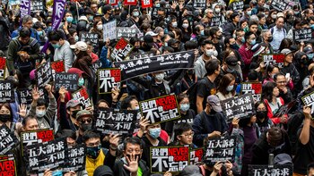 Decenas de miles de personas se habían dado cita, bajo un cielo gris, en el Parque de la Victoria a las 14.00 hora local (06.00 GMT) para marchar pacíficamente hacia la zona peatonal de Chater Road, en pleno centro financiero de la ciudad (ISAAC LAWRENCE / AFP)