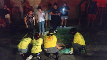 Una adulta mayor fue atropellada por una motocicleta en la 10.ª Calle Oriente, cerca del Parque Centenario, en San Salvador Centro. (Foto cortesía Comandos de Salvamento)
