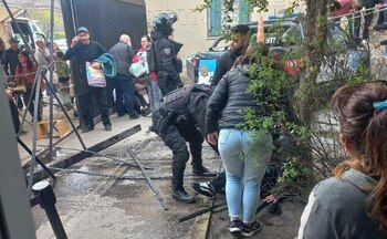 Lo operaron, recibía el alta en silla de ruedas y un patrullero lo atropelló adentro del hospital