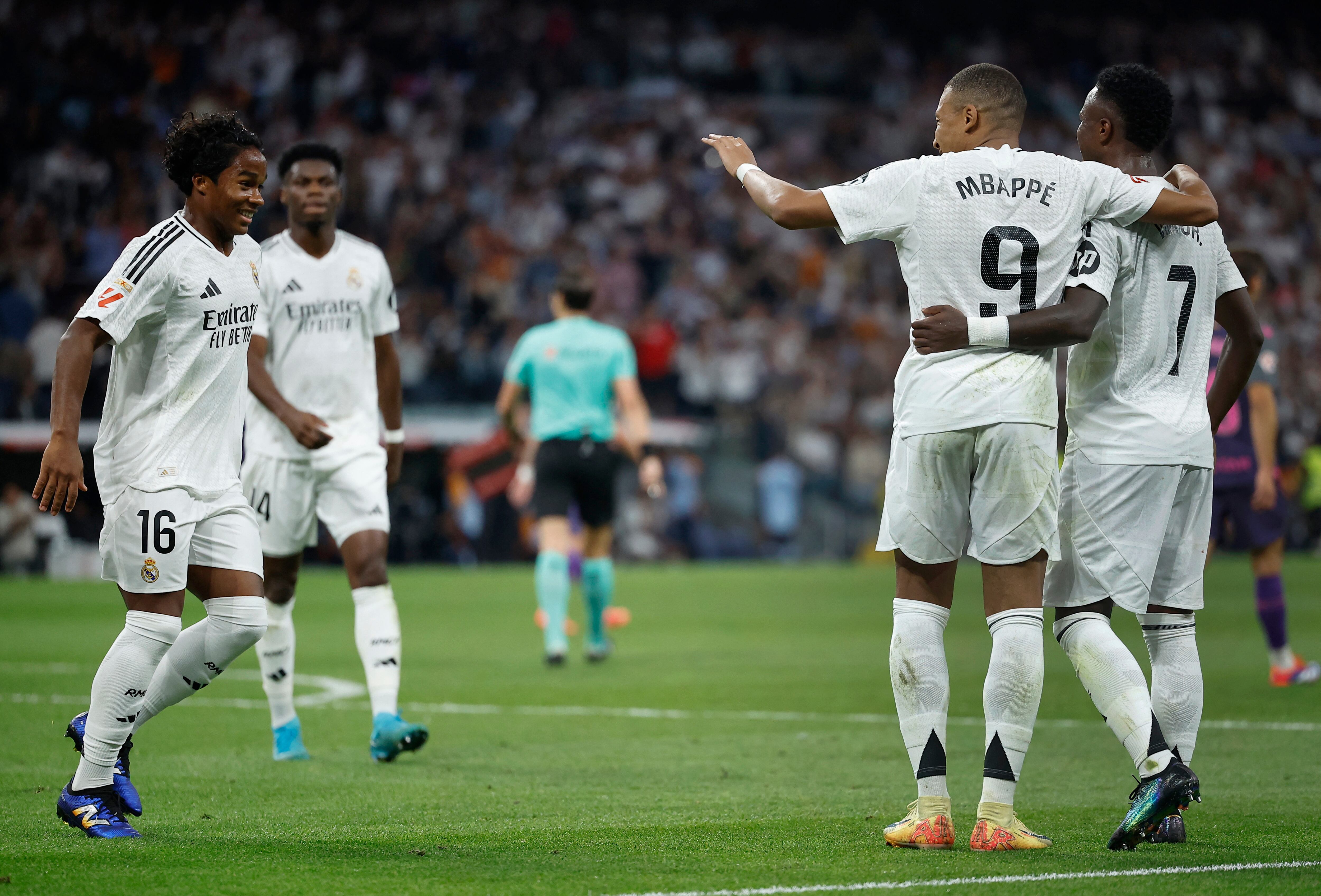 Endrick celebra con sus compañeros en el Bernabéu. (Juan Medina/REUTERS)
