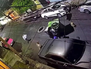 El video de una cámara de seguridad mostró el instante en que la estructura perdió estabilidad y terminó volcada mientras transportaba pasajeros.