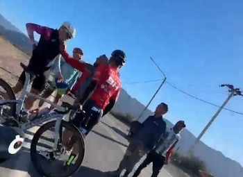 Un automovilista golpeó a un reconocido ciclista y lo acusó de ocupar toda la ruta: “No sabés quién soy yo”