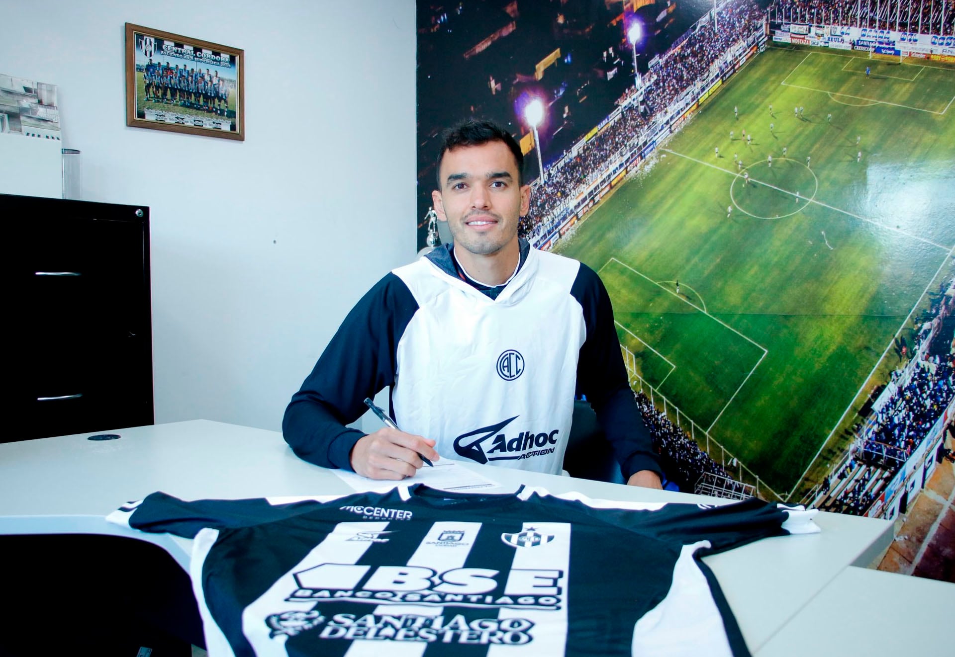 El defensor colombiano Felipe Aguilar se sumó al plantel de Central Córdoba: llegó libre y firmó contrato hasta el 31 de diciembre de 2027