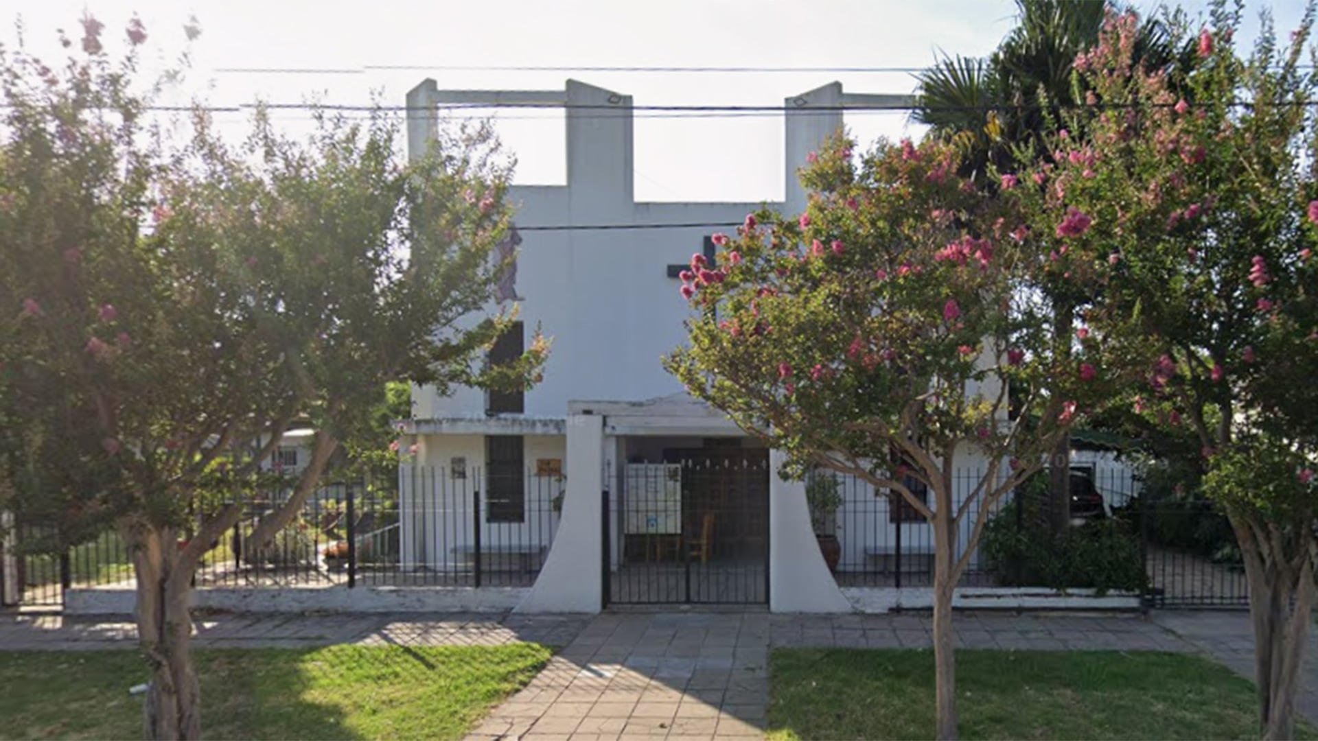La Parroquia San Mateo está ubicada sobre la Avenida 32, entre las calles 29 y 30, en la localidad de Ringuelet