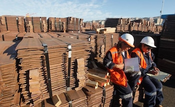 Trabajadoras portuarias revisando una carga de cobre para su exportación a Asia en el puerto de Valparaíso, Chile (REUTERS/Rodrigo Garrido/Archivo)
