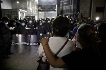 Familiares de reclusos se abrazan