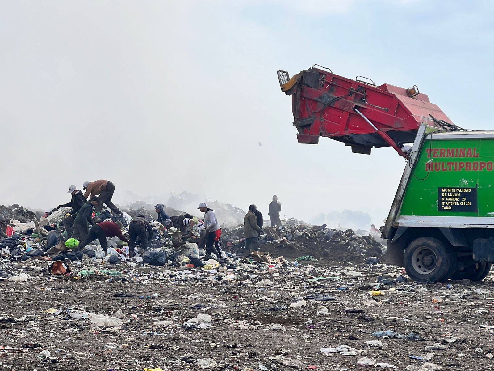 Decenas de personas sufren la contaminación del basural a cielo abierto de Luján
