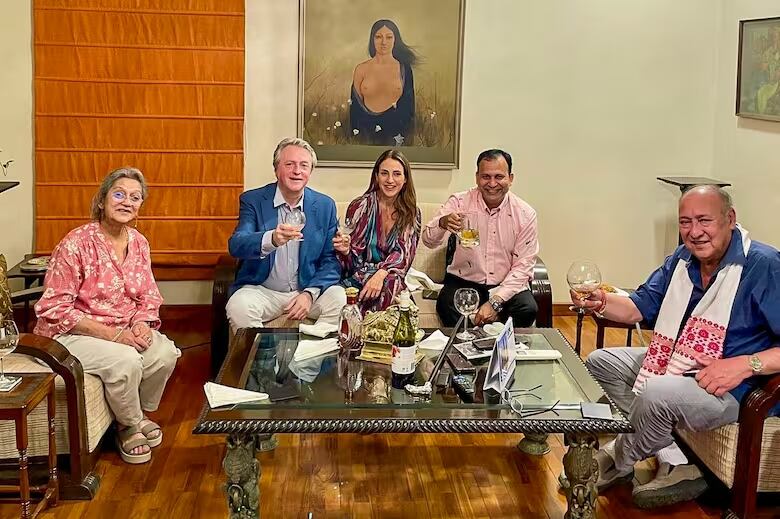 Eleonora Wexler y el director Pablo César, invitados de honor en casa de la familia Banerjee, del actor que protagonizó con ella “Pensando en él” (2018)