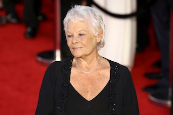 Judi Dench, recordada por interpretar a M en las películas de James Bond, reveló que ya no puede reconocer con facilidad los rostros durante sus encuentros sociales (REUTERS/Henry Nicholls)