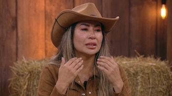 Primer plano de Pamela López, una mujer con cabello rubio y sombrero vaquero marrón, llorando con lágrimas cayendo por sus mejillas.