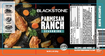 Primer plano de la etiqueta de Blackstone Parmesan Ranch Seasoning, mostrando el nombre del producto, información nutricional y sugerencias de uso sobre un fondo de pollo, patatas y zanahorias cocidas