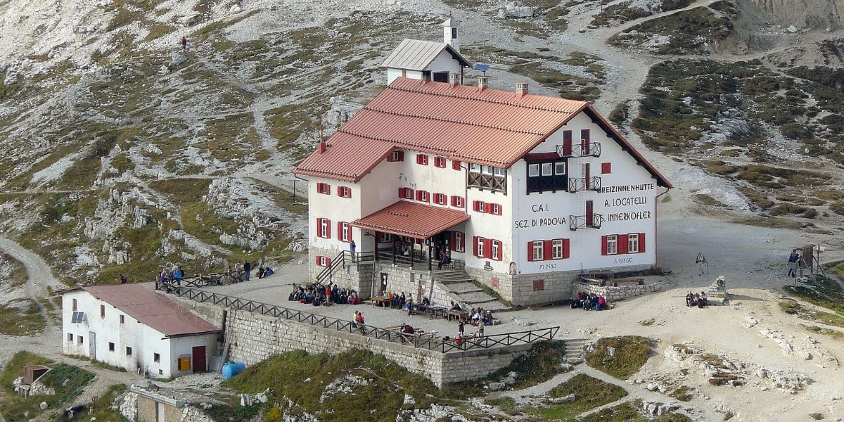 Entre historia y naturaleza: así es el Antonio Locatelli Hut, el refugio más famoso de las cumbres de las Dolomitas