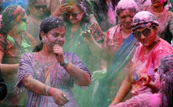 Las tradiciones Holi varían en