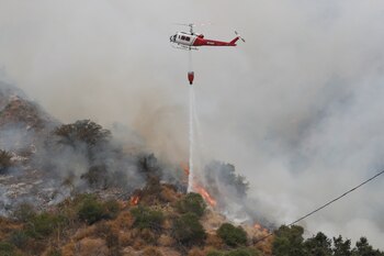 Un helicóptero intenta disminuir la