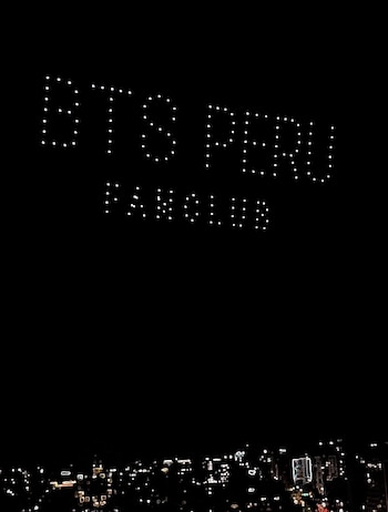 Los drones formaron frases como “Perú ama BTS” y “BTS paved the way” durante la actividad organizada por el ARMY. X:@jimnsassy