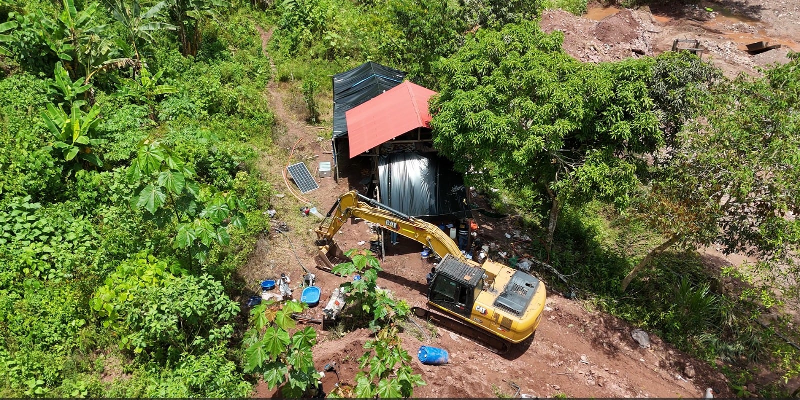 Maquinaria y personal de la FEMA, ANA y Policía de Chanchamayo intervienen la zona explotada por mineros ilegales. Foto: Comité de Defensa Ambiental de la Cuenca del Río Autiki - Pichanaki