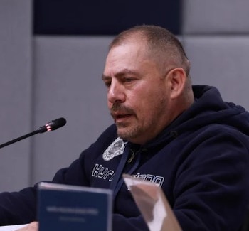 La sesión comenzó con un acto simbólico en el que las víctimas ingresaron con flores y las colocaron en sillas marcadas con los nombres de sus seres queridos - crédito JEP
