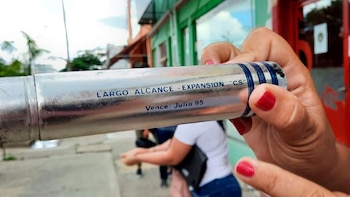 "Vence: julio 1995", reza uno